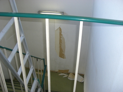 クロスが破れてボロボロになっています。汚れもひどいです