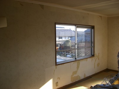 古いクロスを剥がしました