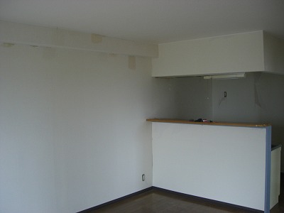 クロスめくり後下地の悪い所はパテで補修しました。