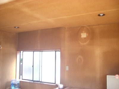 壁も天井も大分汚れがひどくなっています。