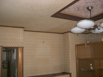 最近あまり見かけない応接室の張替です。