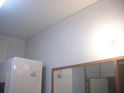 汚れが目立ちにくく、おしゃれな柄の洗面室になりました。