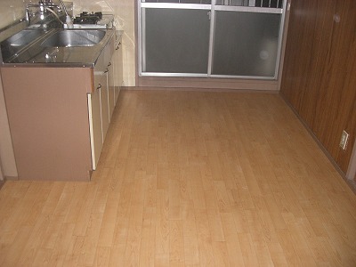 明るい色の木目フロアになりました。