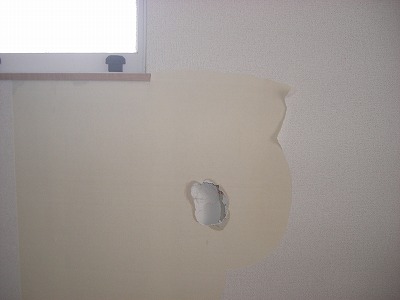家具移動の際に、壁に穴を開けてしまいました