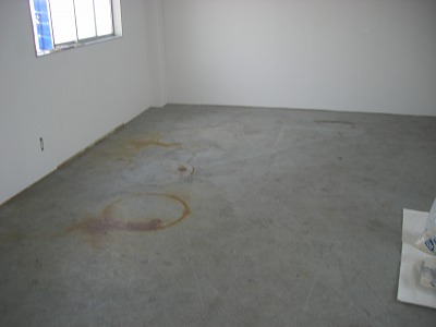 倉庫として使っていた為汚れと、傷みが目立ちました。