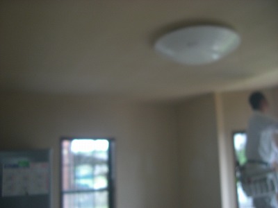 たばこのヤニで部屋が黄色くなっていました。