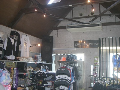 アメリカからの輸入雑貨と衣類のお店になりました。