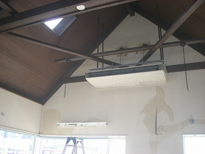 元は喫茶店だった店舗で、壁が一部吹き抜けになっています。