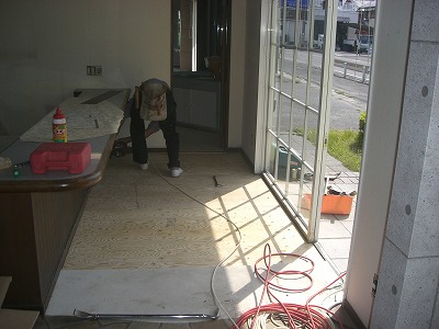 床の下地が痛んでいたので、急きょ大工さんに以来しました。