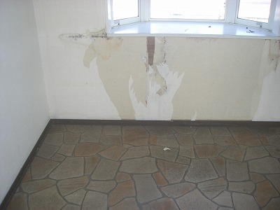 結露による物とおもわれますが、下地が痛んでました。