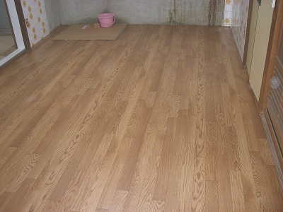 木目柄のクッションフロアー施工。