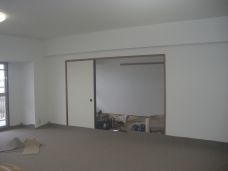 壁張替終わり、カーペット張替え中です。