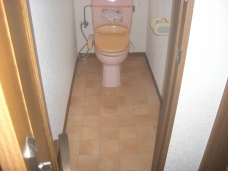 洋風柄で、見違えるトイレに成りました。