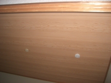 木目のプリントされた、和室天井用クロスを施工しました。