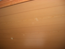 大工さんが施工された木製の天井ですが、汚れとシール跡が目立ちます。