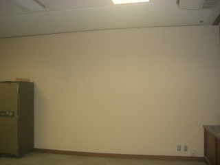 コンクリート下地なので、下地にボンドを塗りクロス施工しました。