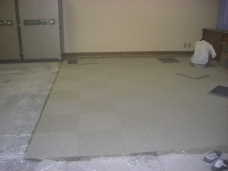 タイルカーペットを施工しています。