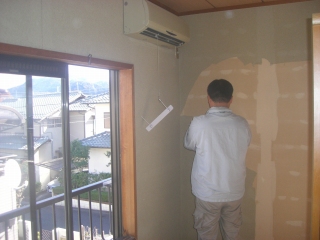 古い壁紙を剥がしています