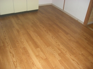 木目柄のクッションを施工しました。