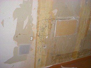 大きな穴はボードの部分張替、ちぃさな穴は補修用シートを利用しました。