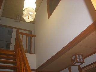 下地が出にくい織物調の柄を提案しました。