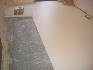 下地用シートを施工中です。