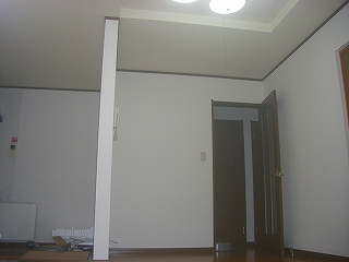 天井をグレイ、壁を白の壁紙を施工しました。