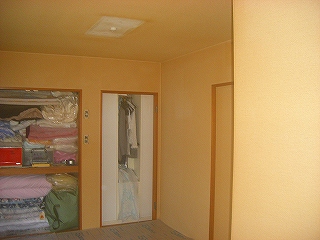 タバコのヤニで天井・壁が黄色く変色しています。