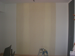 白一面の壁のこの部分に柄の壁紙施工します。