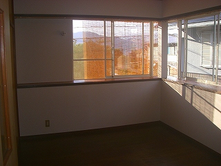 天井は白く、壁は落ち着きのある色を提案しました。