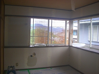 めくり作業終了です、ボードに穴が数箇所開いています。