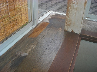 結露等によりフロアー板が捲れています。