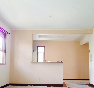 正面の壁は木目調の柄をアクセントにしてみました。